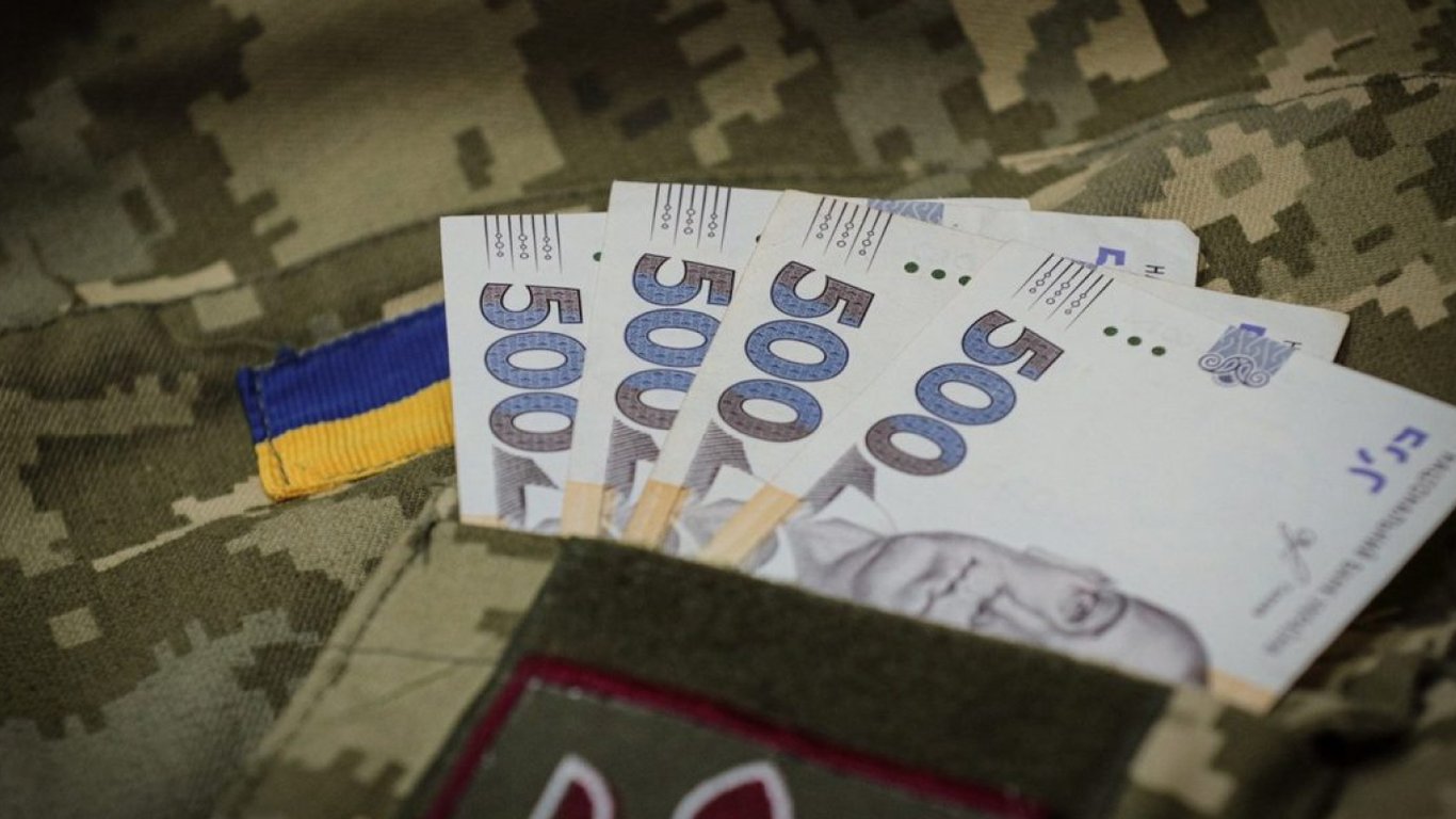 Допомога українцям — хто з військових має право на 16 тис. грн