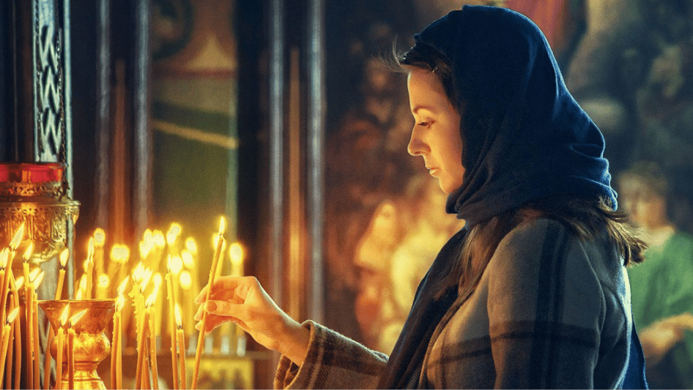 женщина молится в храме. девушка молится в церкви. прихожане в храме. таинство исповеди в православии. девушка в храме.