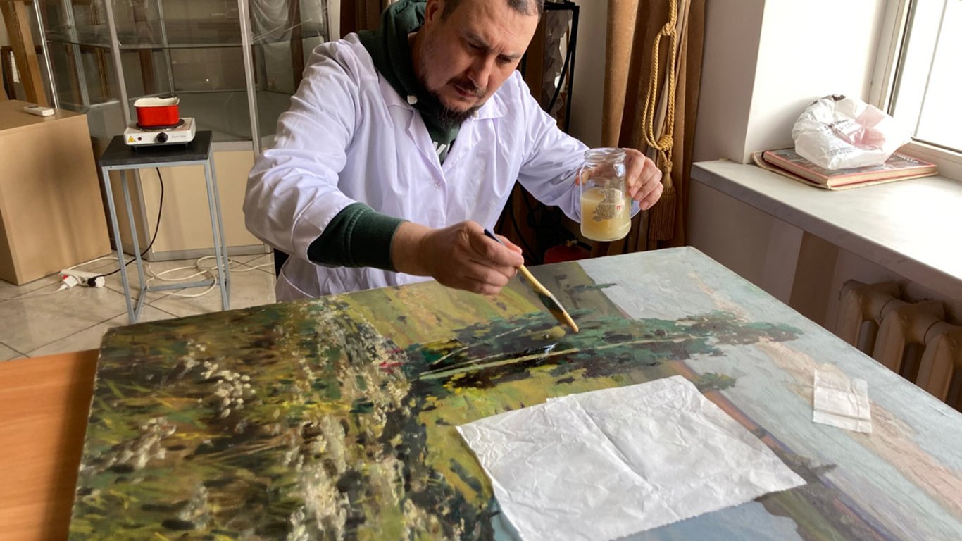 Одеські фахівці реставрували твори станкового живопису
