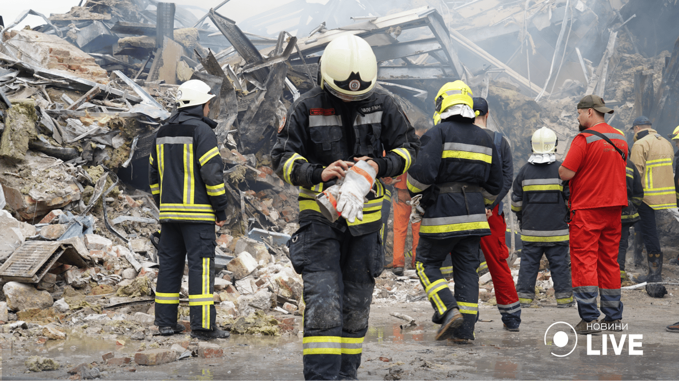 Устранение последствий вражеской атаки. Фото: Новости.