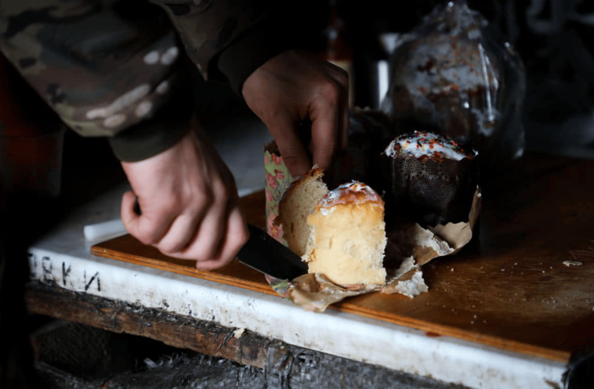 Нацгвардійці відзначають Великдень на передовій