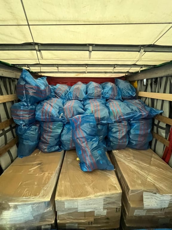 Пограничники изъяли новую одежду и обувь общим весом более 700 кг. Фото: Портал МВД