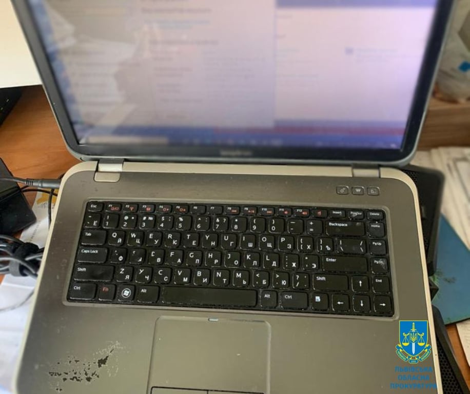 Удален компьютер правоохранителями. Фото: Львовская областная прокуратура