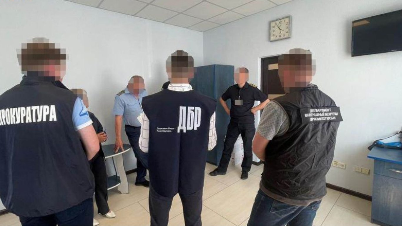 Во Львове задержали инспекторов таможни за махинации с автомобилями - 290x166