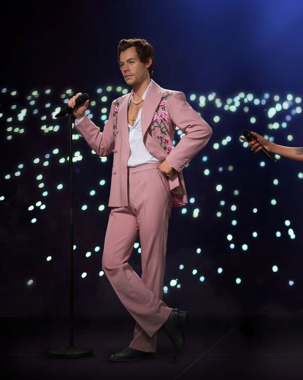 Гаррі Стайлс в пір’ї, блискітках та боа: музей мадам Тюссо представив одразу сім фігур співака - фото 4