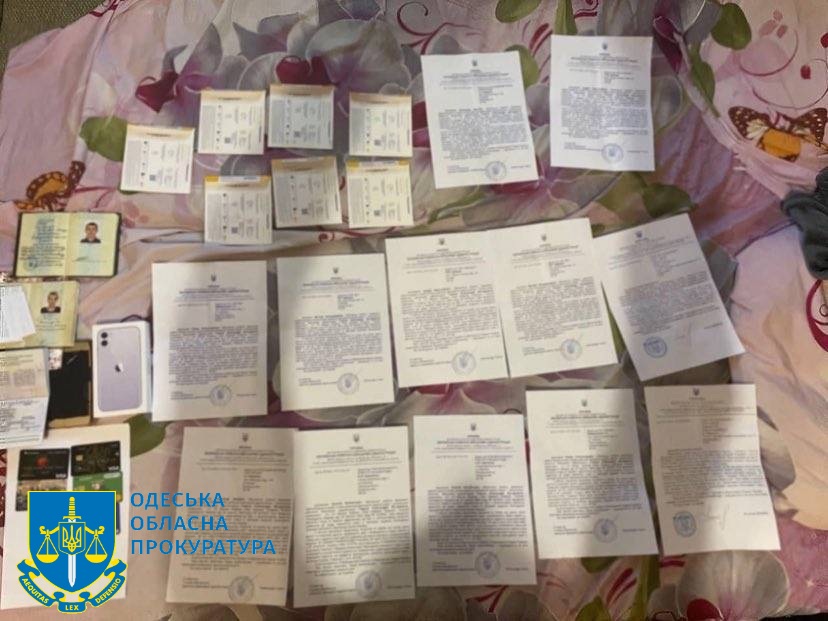 Шахрайські листи від імені військових адміністрацій. Фото: Одеська обласна прокуратура