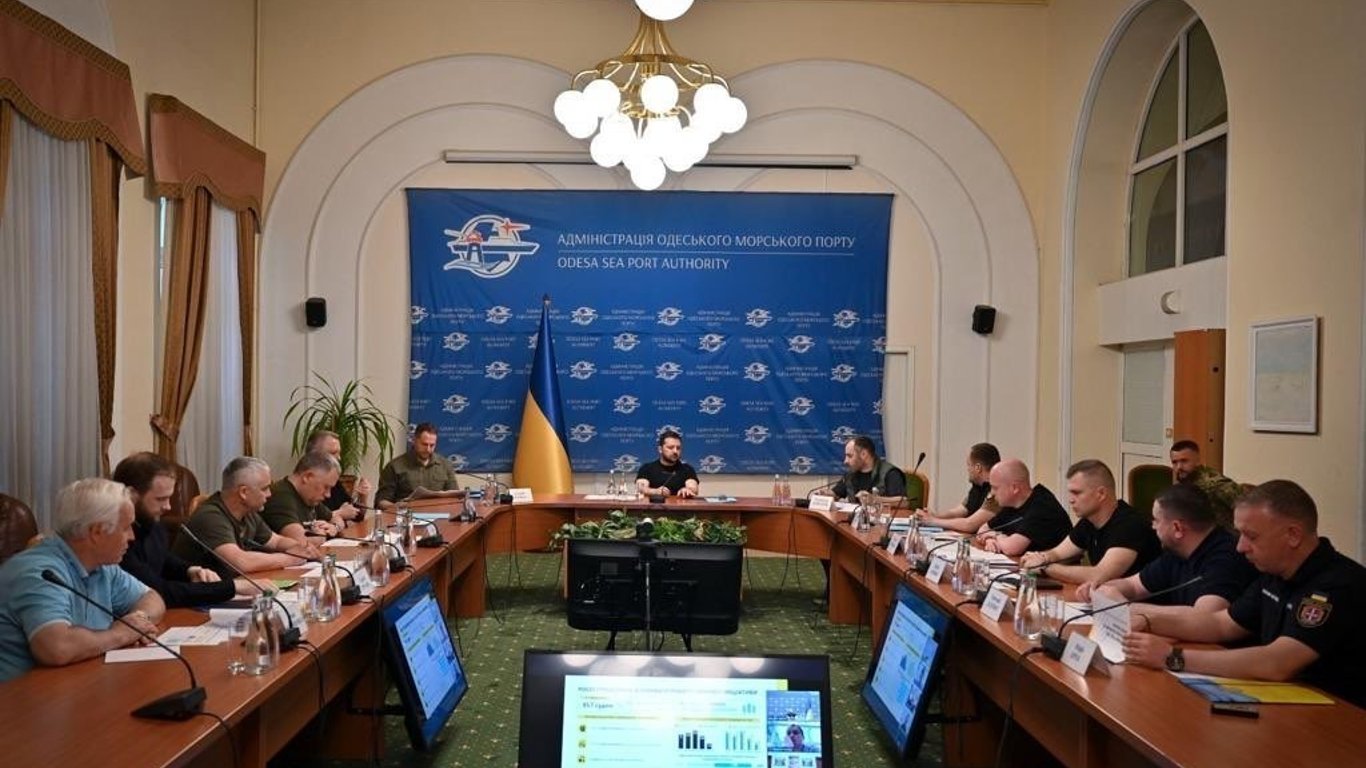 Украинские порты и экспорт зерна: Зеленский провел совещание в Одессе