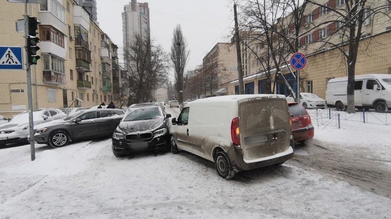Синоптики попереджають, українці сподіваються на краще: негода паралізувала рух у Києві та призвела до низки ДТП - 290x166