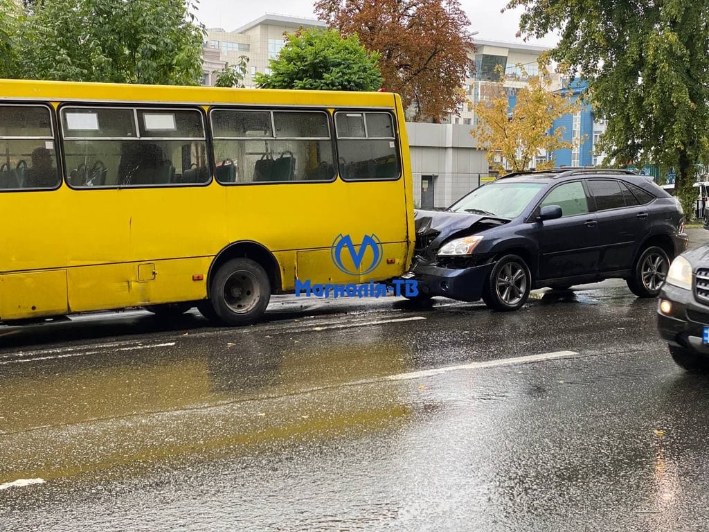 В Києві "Лексус" в'їхав в маршрутку