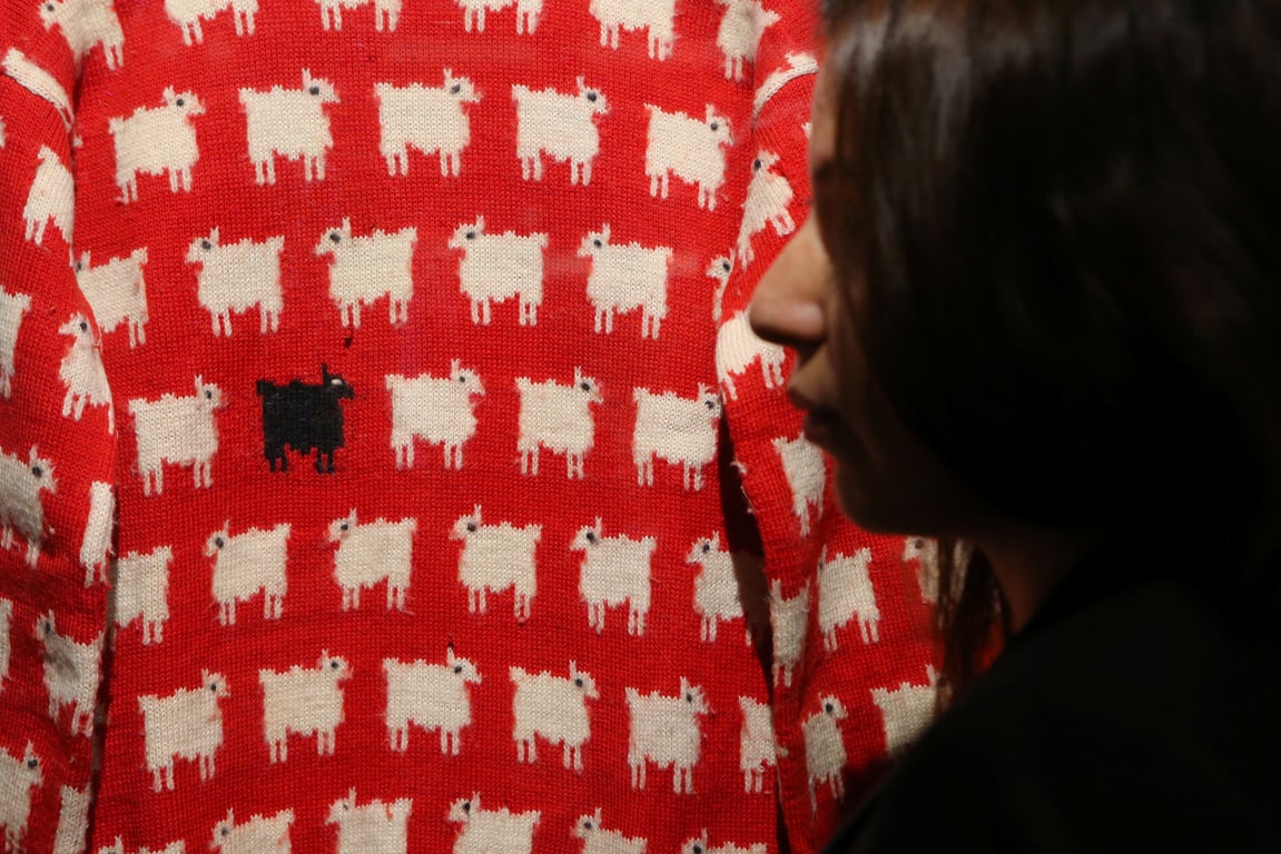 Светр за три мільйони гривень: на легендарне вбрання принцеси Діани шукають покупця - фото 1