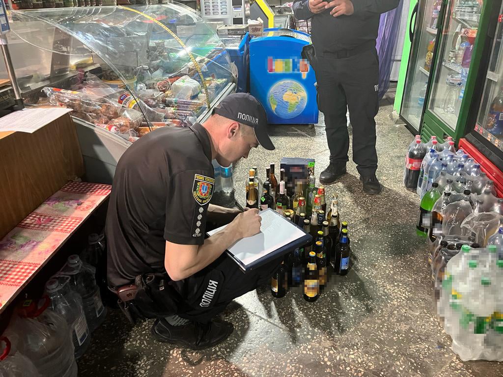 Конфіскація алкоголю з магазину. Фото: ГУНП в Одеській області