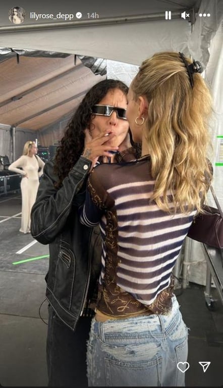 Донька Джонні Деппа влаштувала романтичну фотосесію з коханою - фото 3