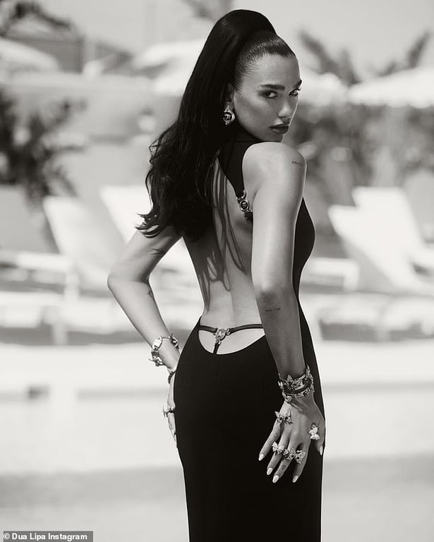 Дуа Ліпа показала розкішну фігуру у рекламі Versace - фото 1