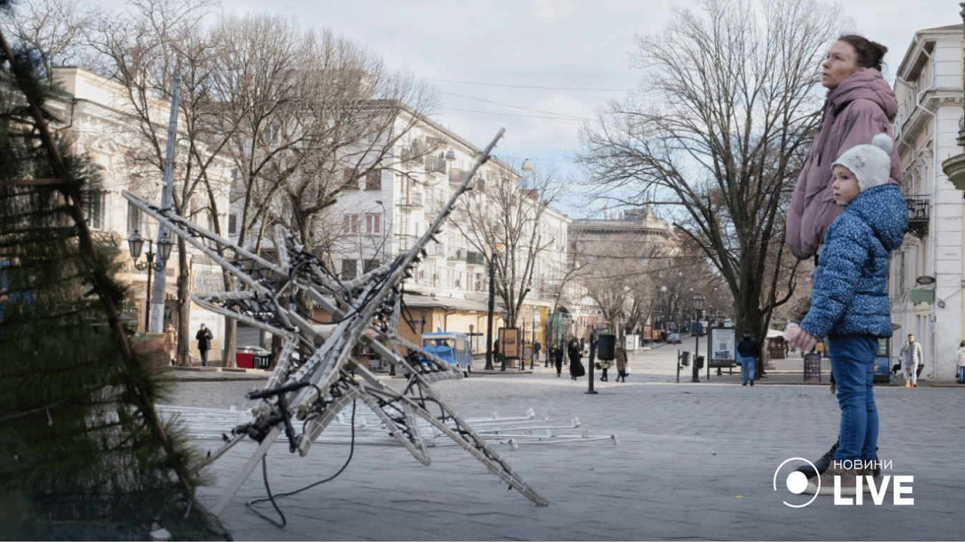 В Одессе разобрали новогоднюю елку