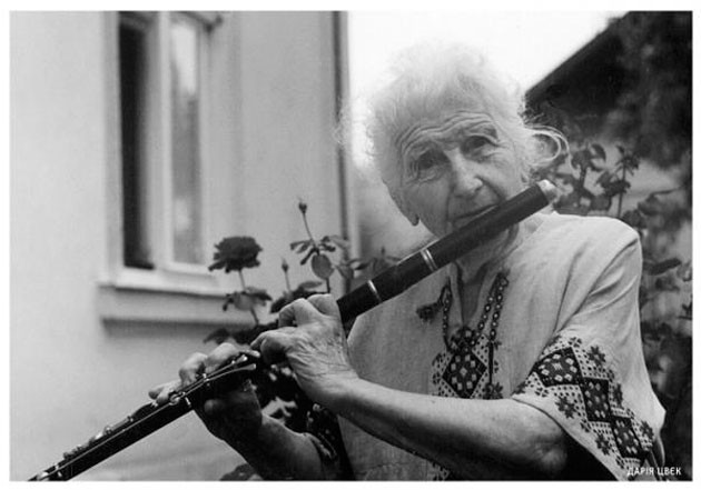 Дарія Цвєк грає на флейті