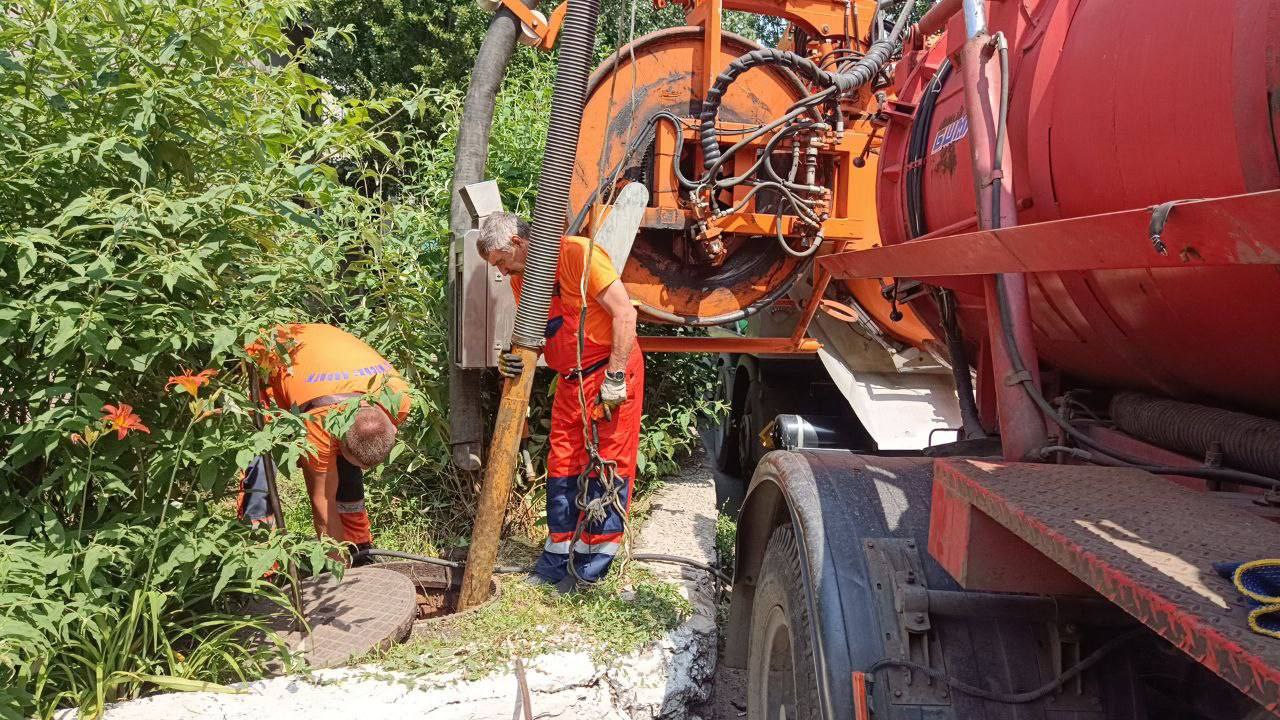 Очищення колектора. Фото: КП "Міські дороги"