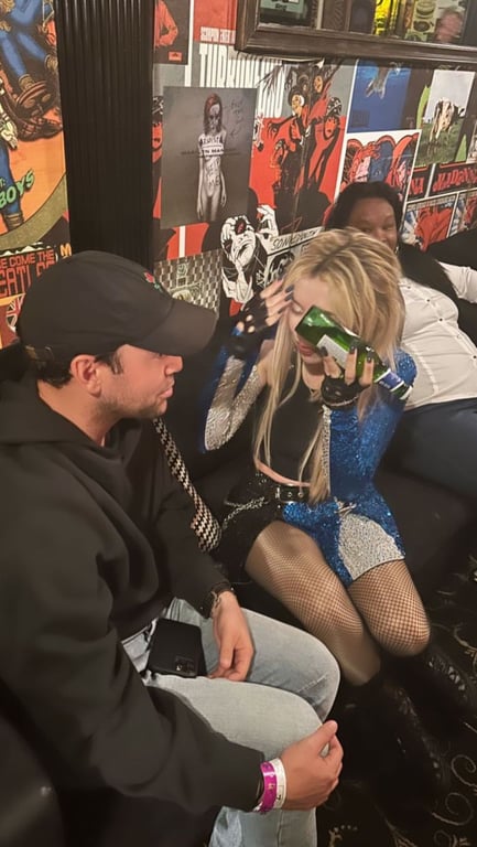 Фанат ледь не покалічив відому співачку на сцені - фото 1