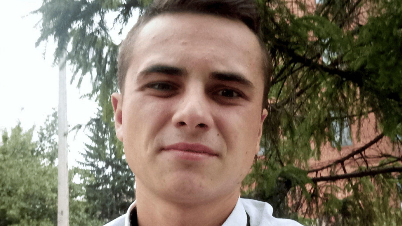 Що відомо про чоловіка, який організував поминки своєму батькові у кафе ...