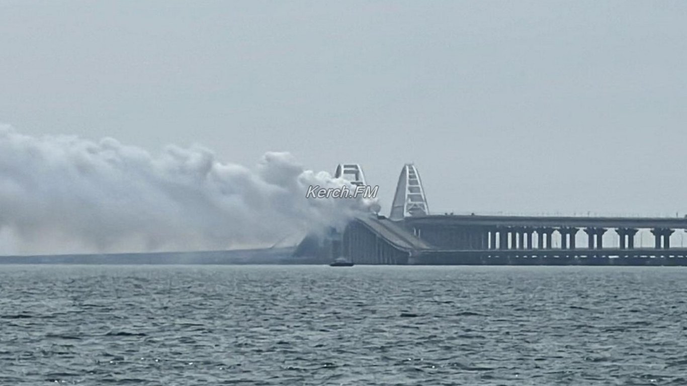 У ВМС пояснили, навіщо перекривають окупанти Кримський міст
