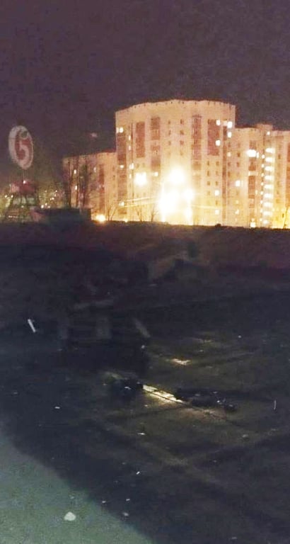 Машину у Бєлгороді після вибуху викинуло на дах магазину. Фото: t.me/bazabazon