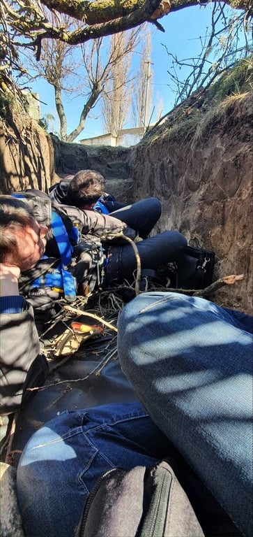 Ремонтна бригада у окопі