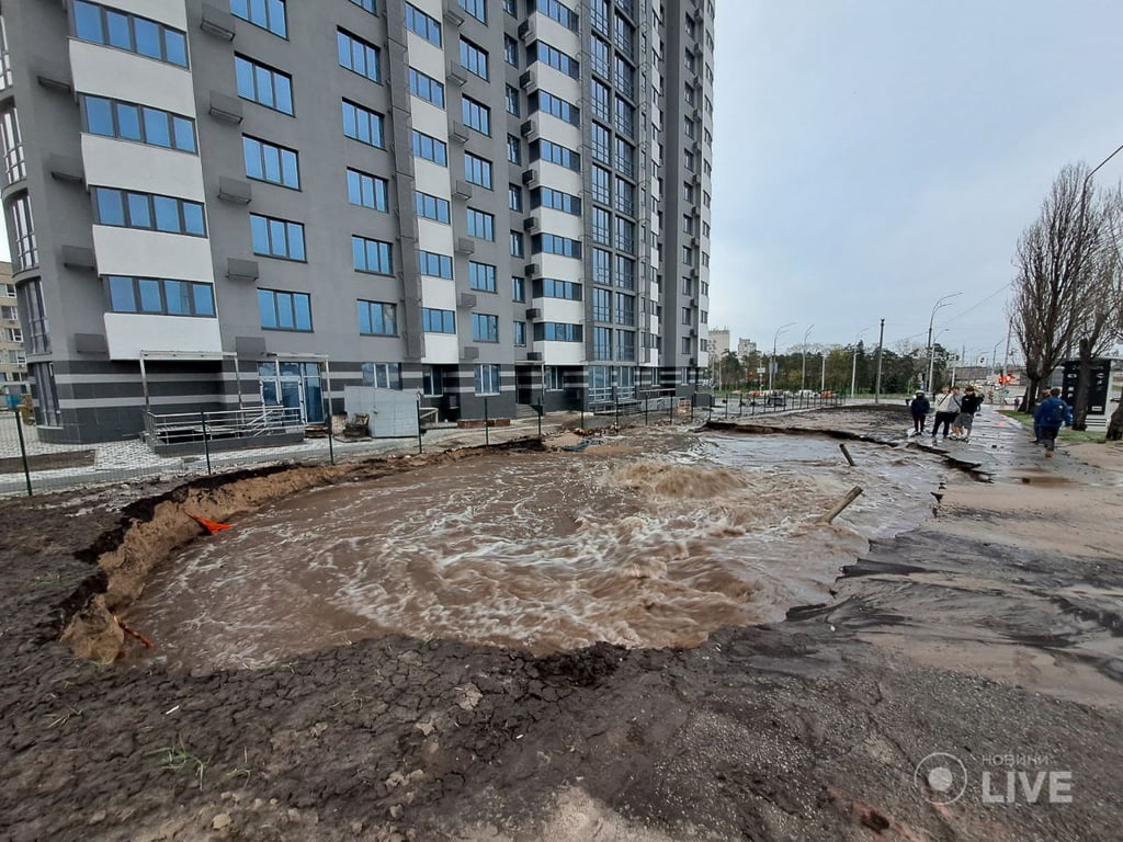Прорив труби на Броварському проспекті