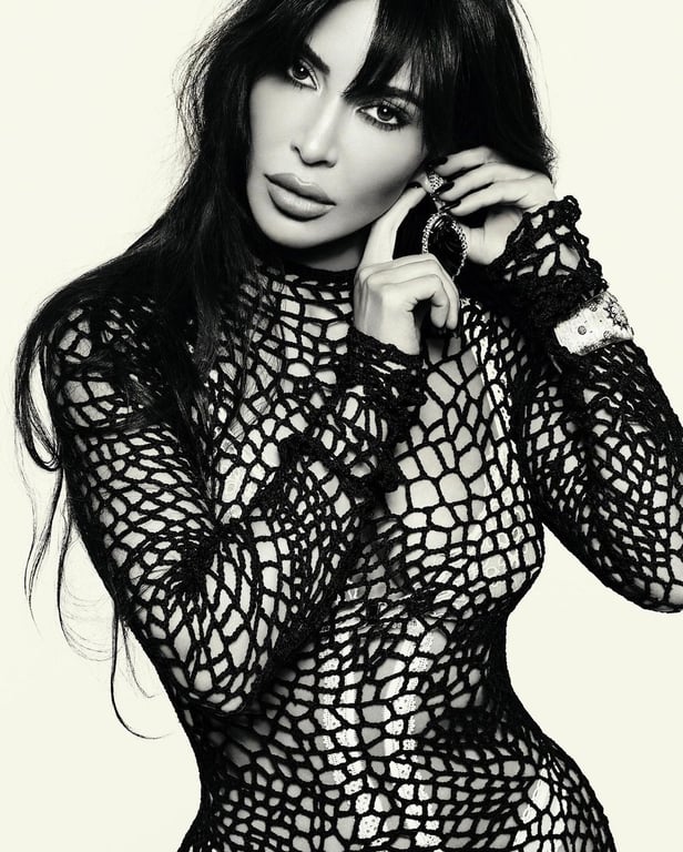 Кім Кардаш'ян похизувалась своїми привабливими формами на обкладинці Vogue - фото 4