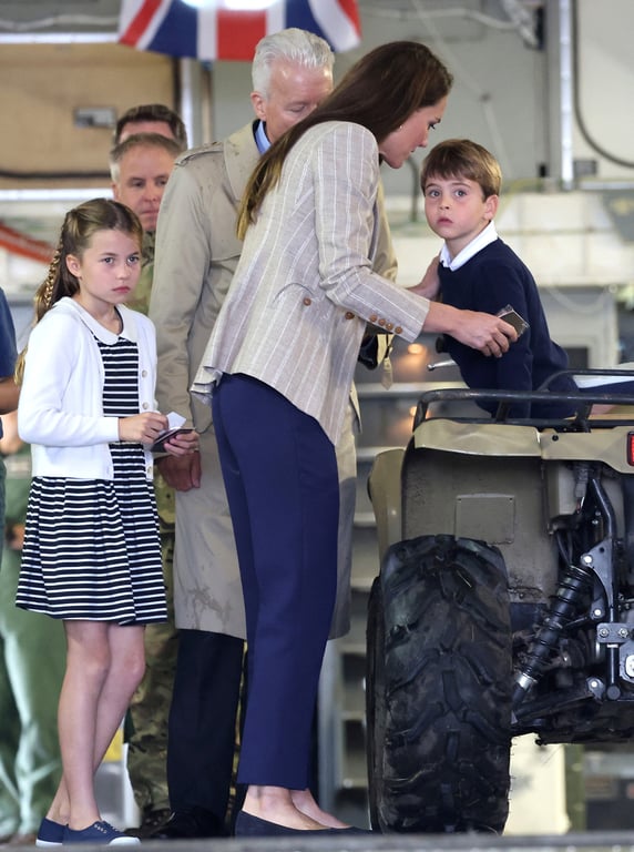 Королівське виховання: дорослий принц Луї вразив стриманістю під час сімейного виходу - фото 3