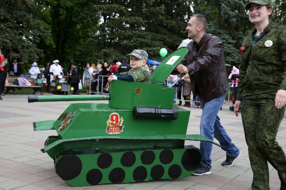 Дитячий візочок-танк