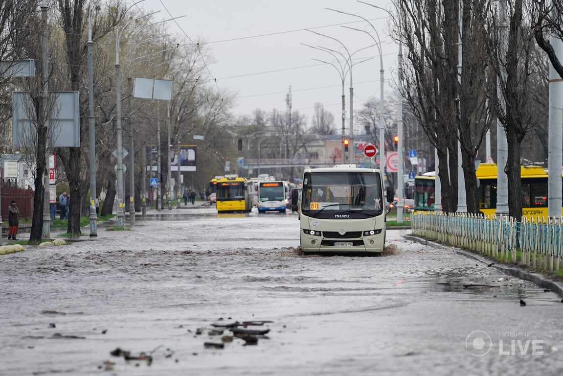 Прорив труби на Броварському проспекті