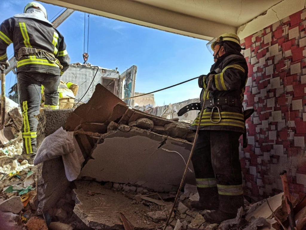 Славянск, спасательная операция на месте обстрела