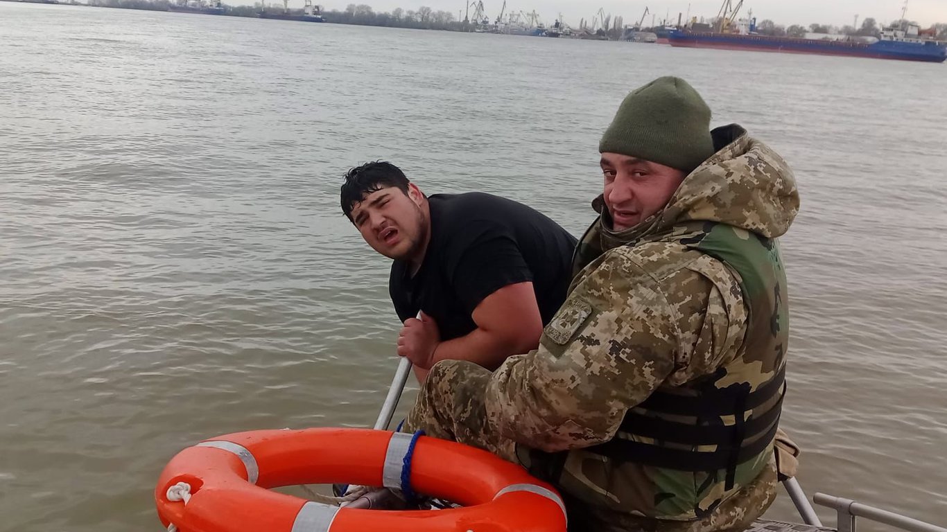 Затонула румынская лодка: одесские пограничники спасли человека