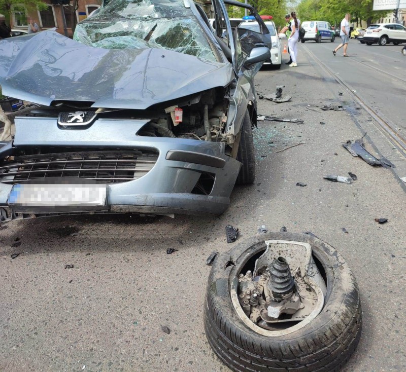 Розтрощене авто після ДТП. Фото: ГУНП в Одеській області