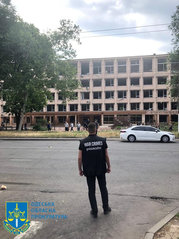 В будівлі навчального закладу повилітали вікна. Фото: Одеська обласна прокуратура