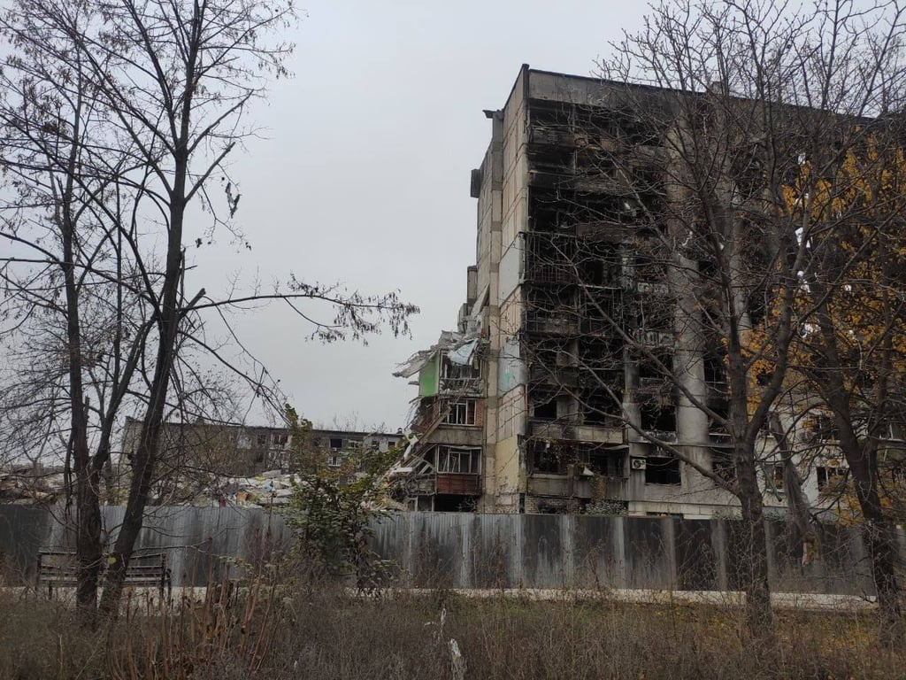 знищений будинок в Маріуполі