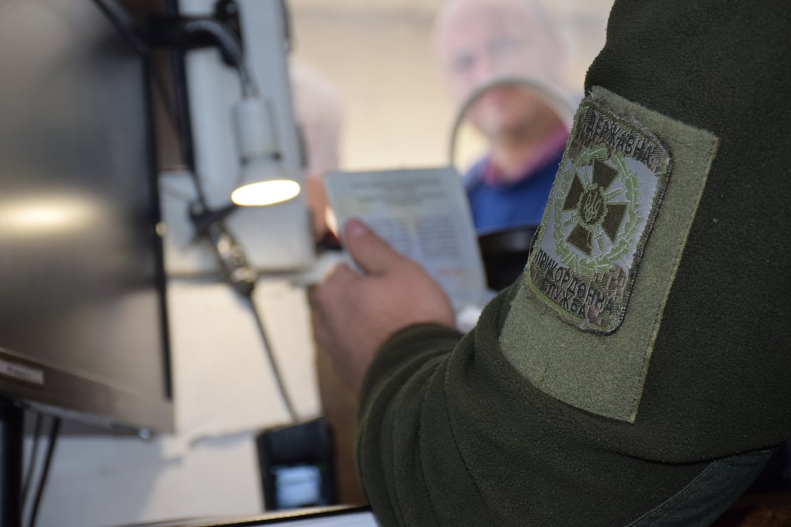 Может ли мужчина, сопровождающий жену с инвалидностью, уехать за границу