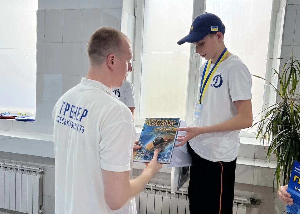 Вручение призов пловцам. Фото: НОК в Одесской области