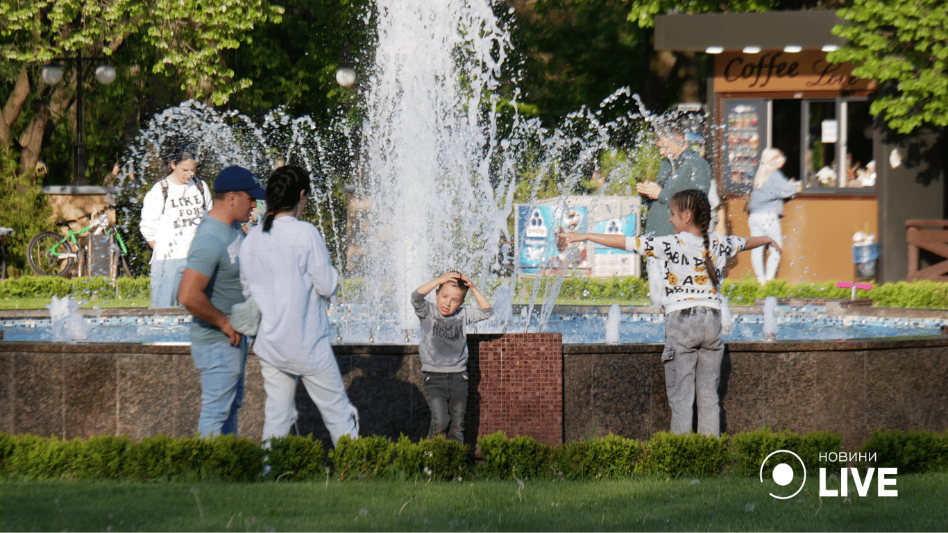 Бризки води з фонтана освіжають сім’ю. Фото: Юлія Браславська / Новини.LIVE 