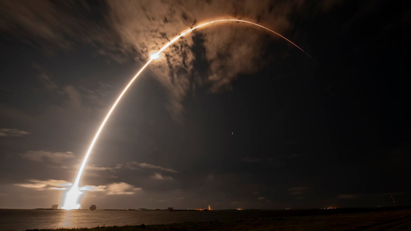 З'явилися вражаючі кадри запуску Starlink та ще 22 супутників SpaceX на орбіту