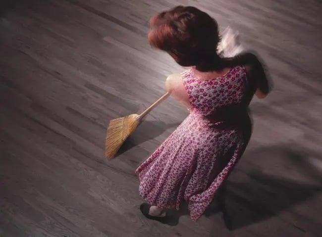 Чому не можна позичати віник