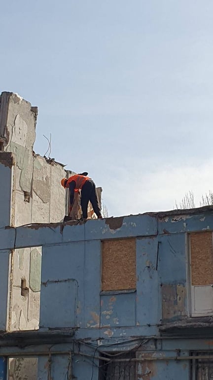 Консервация обстрелянной многоэтажки в Запорожье