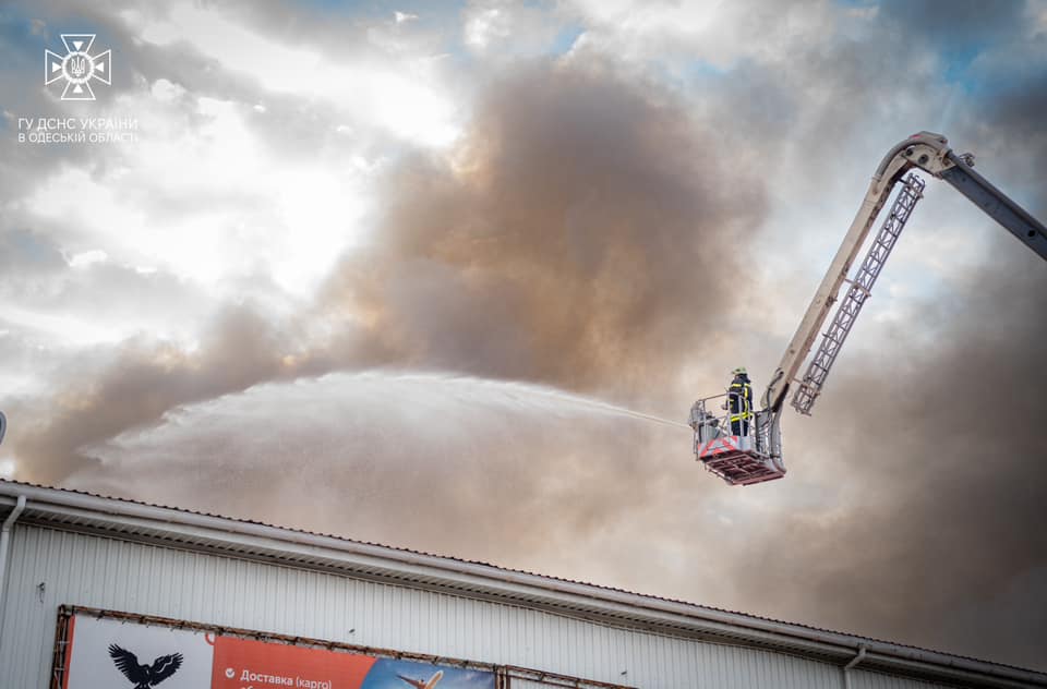 Пожар гасили и сверху, используя для этого кран. Фото: ГСЧС в Одесской области