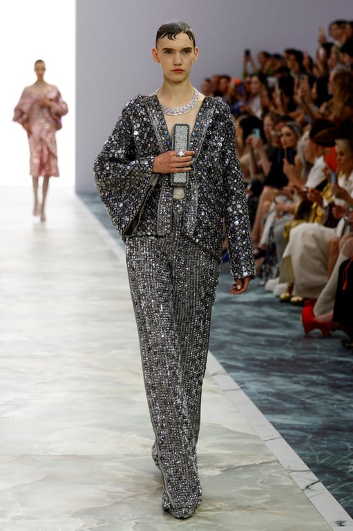 Самотня та безтурботна: Шакіра навідалась на fashion-показ - фото 10