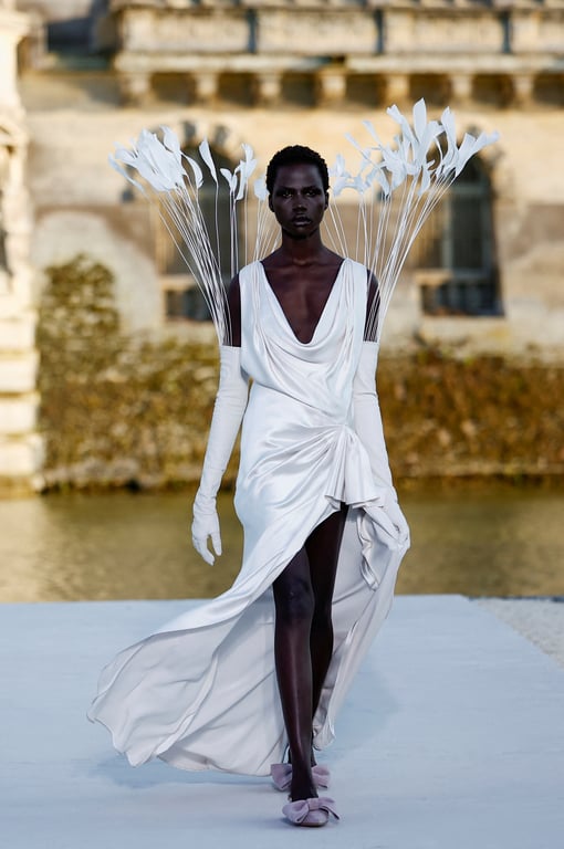 Дочь Синди Кроуфорд прошлась в рубашке без пуговиц на показе Valentino - фото 7