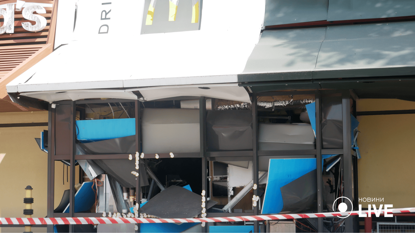 Приміщення MCDonalds зазнало суттєвих пошкоджень.Юлія Браславська / Новини.LIVE