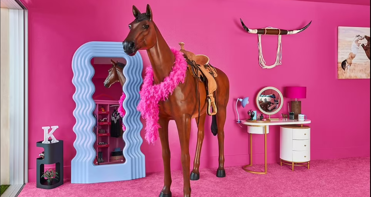 Охочі можуть заночувати у триповерховому будинку Барбі безкоштовно - фото 7