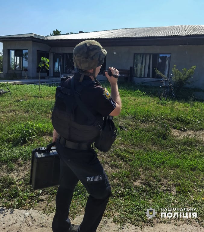 Полиция фиксирует последствия вражеской атаки. Фото: ГУНП в Одесской области