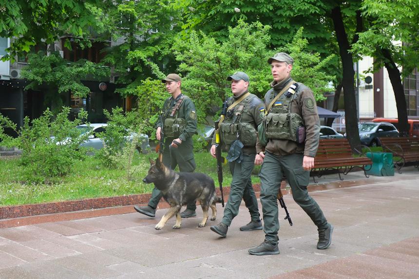 При каких условиях военные могут свободно передвигаться по городу во время военного положения