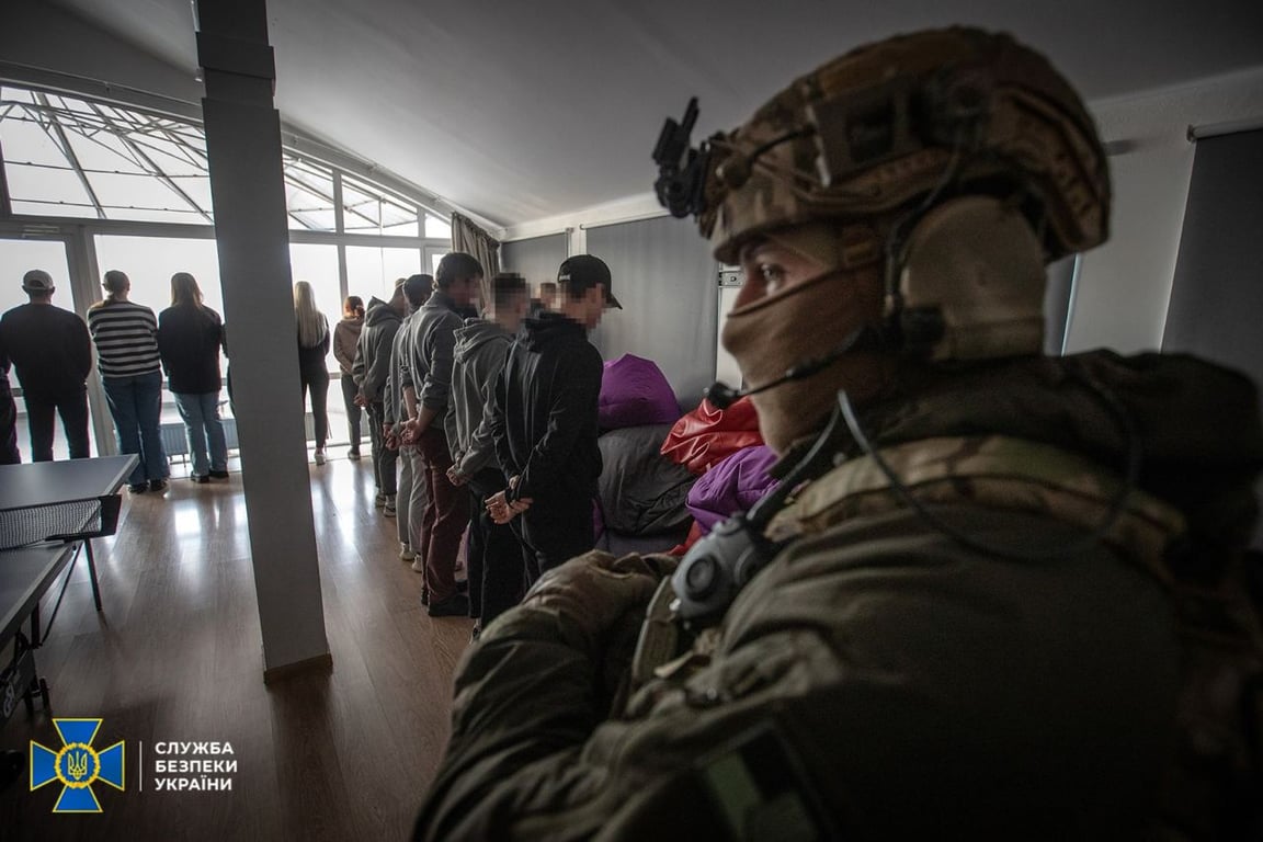 Банда из Донецка под руководством россиян пыталась обокрасть карточки жителей Мариуполя