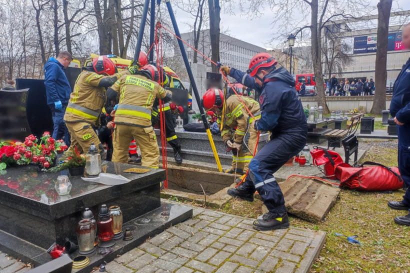 порятунок чоловіа на польському кладовищі